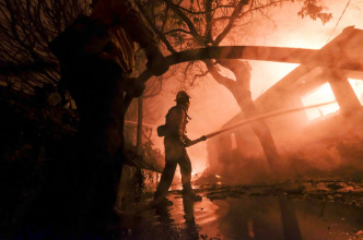 加州马里布市多处建筑陷入火海。AP
