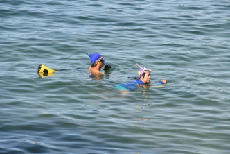 西贡区银线湾有不少泳客落水畅泳。