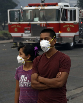 加州民眾外出都戴上口罩。AP圖片