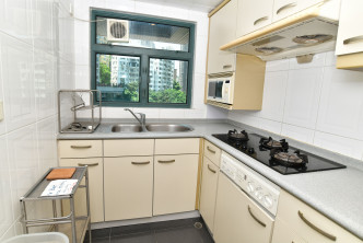 厨房保养不俗，所有家电及厨柜均为嵌入式，有助节省空间。