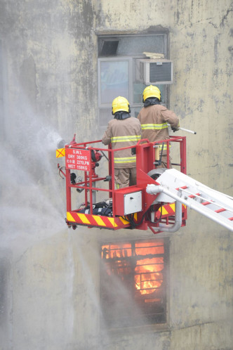 消防到場架起升降台灌救。黃文威攝
