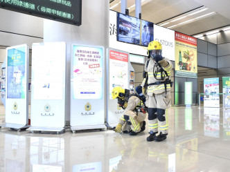 消防處人員模擬使用手提多種氣體探測器偵測危害物質。政府新聞處圖片