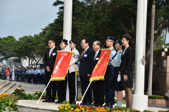 政务司司长张建宗到场，带领制服团体代表宣读《五四宣言》。