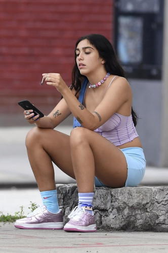 Lourdes Leon周街坐食煙。
