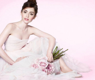 Lily Collins曾穿上婚紗拍造型照，仙氣十足。