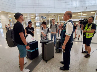 欧阳先生及其家庭只能改搭的士往机场。