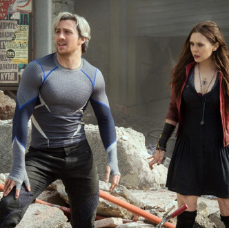艾伦（左）在漫威超级英雄电影《复仇者联盟》中饰演「闪银」。