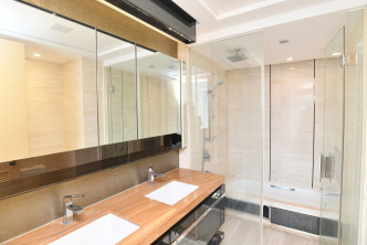 浴室設雙洗手盆，淋浴區採乾濕分離設計，易於打理。