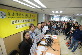 香港醫療人員總工會副主席馮權指新方案嚴重打擊現職員工士氣。
