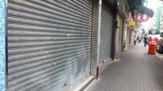 深水埗多条街道上的商铺早上已落闸，暂停营业。