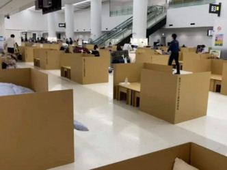 因为酒店客满，部分入境者需要在成田机场大厅的纸箱床位睡两晚。(网图)