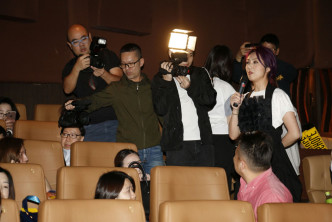 千嬅与观众玩问答游戏。
