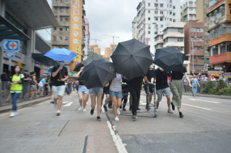 示威者架設路障