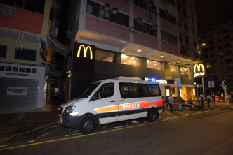 一名男子於深水埗快餐店用100元鈔票點餐，職員懷疑假鈔報警。