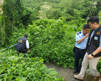 警员封锁现场调查。梁国峰摄