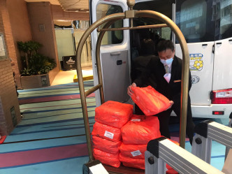 衞生署派員向酒店送遞物資。