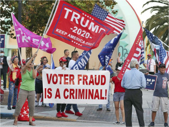 特朗普的支持者到各地票站示威抗議。AP圖片
