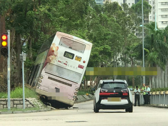 一輛九巴突然失事剷上路邊花槽。 巴士台 HK Bus Channel FB/網民許先生圖