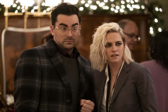 早前凭剧集《富家穷路》(Schitt's Creek)夺得艾美奖最佳男配角的丹李维(Dan Levy)担演主角的搞笑男同志好友。