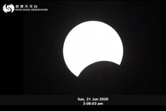 日食在下午2时37分开始，至下午5时25分结束，食甚时间为下午4时08分。天文台fb截图