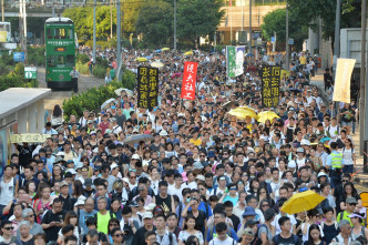 主办单位晚上表示，今日有约5万人参加游行；警方则称，高峰期估计有2.2万人。黄贤创摄