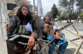 塔利班成员在阿富汗首都喀布尔多处驻守。REUTERS
