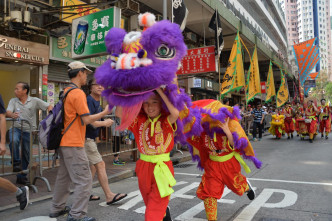 巡游沿途有舞龙、醒狮和飘色等表演。