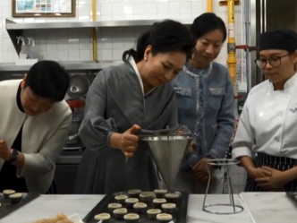 彭丽媛参与制作葡挞 「倒蛋浆」。澳广视截图
