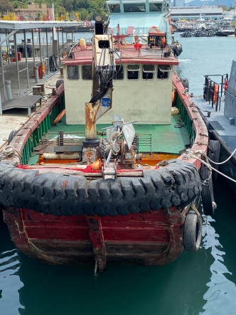 涉案漁船利用吊臂將懷疑走私貨物運送到快艇上。