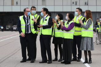 聂德权及陈肇始等人到机场停机坪迎接疫苗。