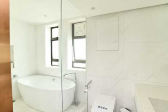 浴室采用全白色设计，卫浴设备齐全。