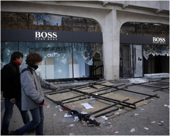 多间名店被抢掠破坏。AP