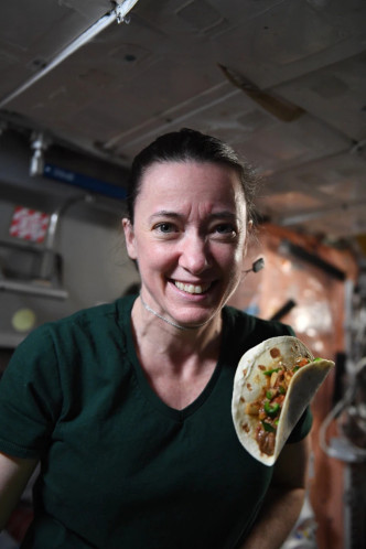 太空人麦克阿瑟指这是「迄今为止最好的太空墨西哥玉米饼。 （网上图片）