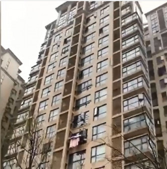 5歲男童在8樓的晾衫架上半天吊。網圖