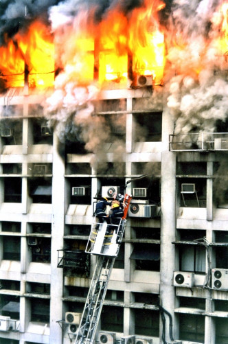 火灾后政府加强商厦防火标准。资料图片