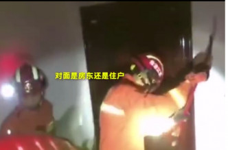 民警将大妈劝回屋内后消防继续爆破门。网图