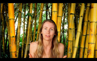 澳洲昆士蘭的Leanne Ratcliffe，外號Freelee，拍片說明為何不穿胸罩。（網圖）