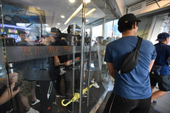 市民用尼龍繩及雨傘封住通往屯門時代廣場的4道玻璃門。