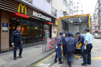 仵工將遺體舁送殮房。 歐陽偉光攝