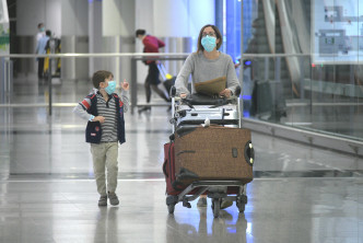 下周一起所有離港旅客在香港機場離港層禁區範圍內必須佩戴口罩。資料圖片