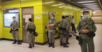 港铁调景岭站亦有多名警员戒备。