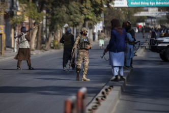 恐襲後，塔利班戰士在街頭維和。美聯社圖片