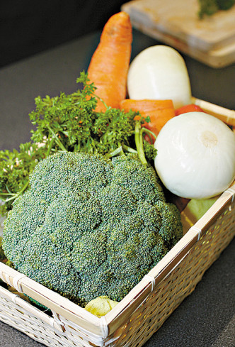 西蘭花、紅蘿蔔等蔬菜都是護肺抗污染之選。網上圖片