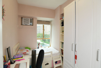 另一睡房以粉紅牆身配以純白家具，充滿少女味。