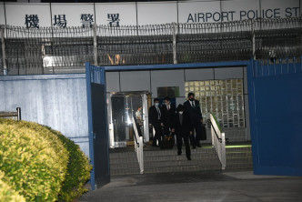 「上海仔」郭永鸿傍晚离开机场警署后乘车离开。