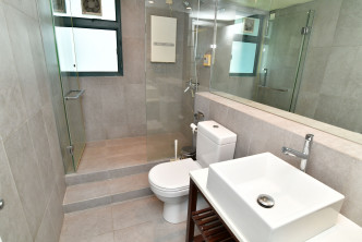 浴室為企缸設計，裝有窗戶，有助通風及採光。