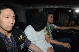 被捕人士由探员押解离开西九龙警察总部。
