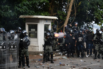 防暴警察发射催泪弹。