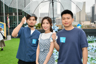 （左起）许贤、陈苡臻及苏致豪今日出席饮品宣传活动时迟到。