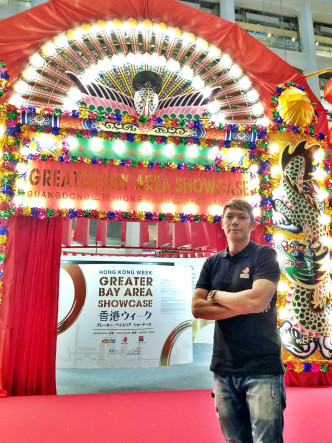 花牌師傅蔡榮基專程到東京裝砌巨型花牌，推介香港傳統文化。